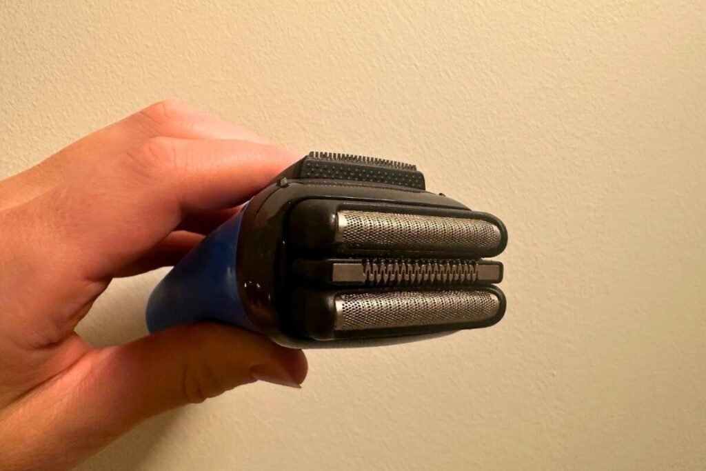 Showing the Braun Series 3 razor head have a triple-cutting system.